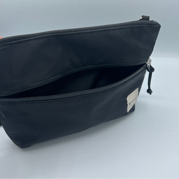 Lululemon Black Patch Logo Crossbody Bag 2.5L Convertible Length Strap - Picture 8 of 10